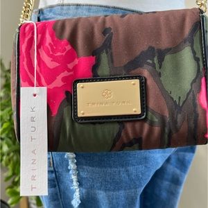 👜 NWT Trina Turk Roses and Camo Crossbody with gold chain strap